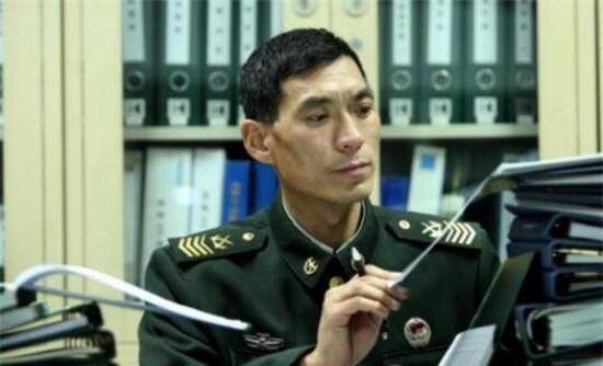 004年就该退役总部破格晋升将其召回龙8游戏进入他15岁入伍成一代兵王2(图2)